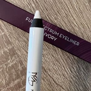 MAKEUP GEEK EYELINER